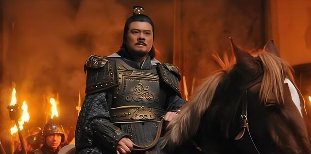 淝水之战后，苻坚带着千余手下往回跑，慕容垂带着三万人马接应。半路上，有人劝慕容垂