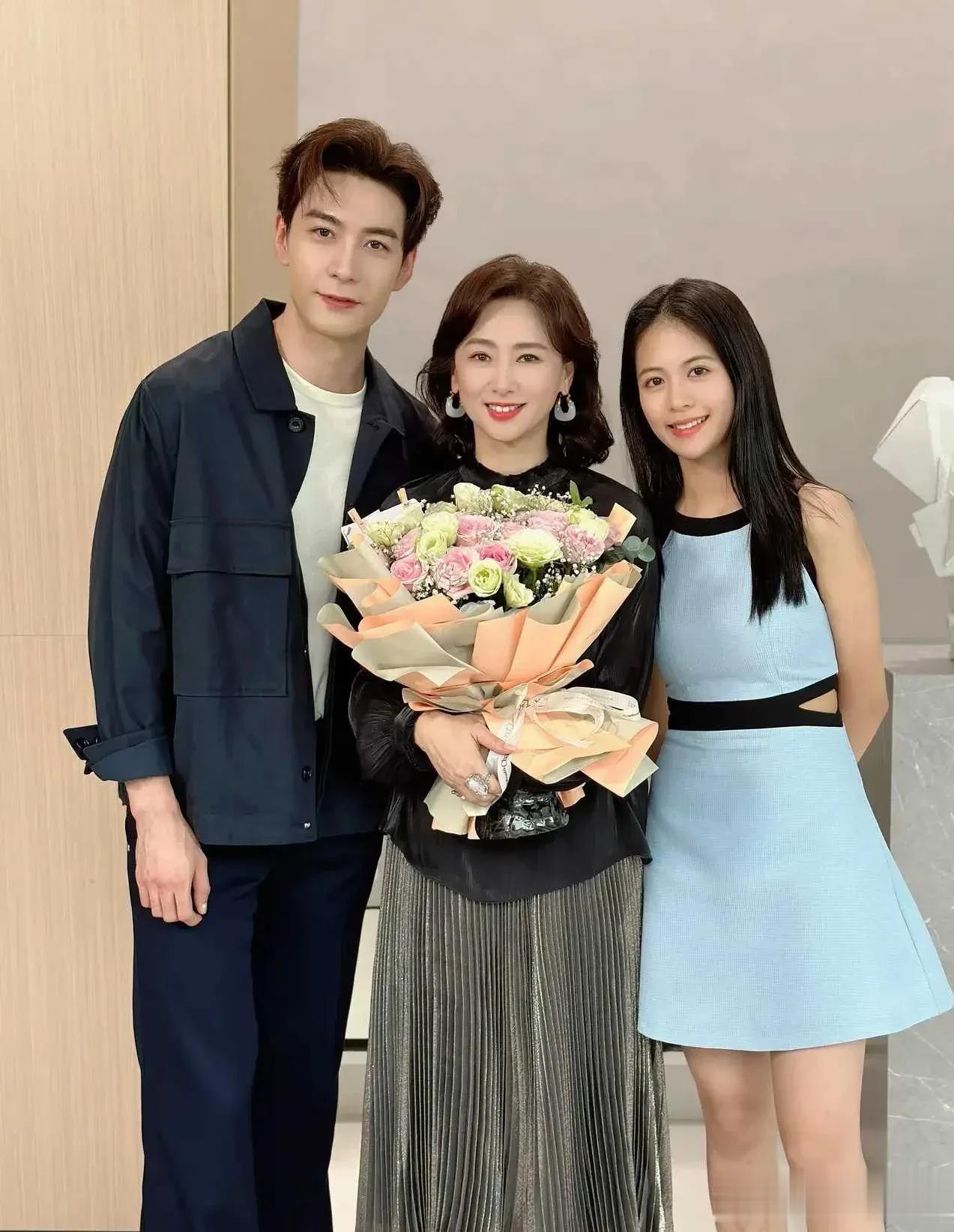 翁虹的女儿小水晶确实长得很漂亮，被誉为最美星二代。 翁虹经常在自媒体晒出一家三口