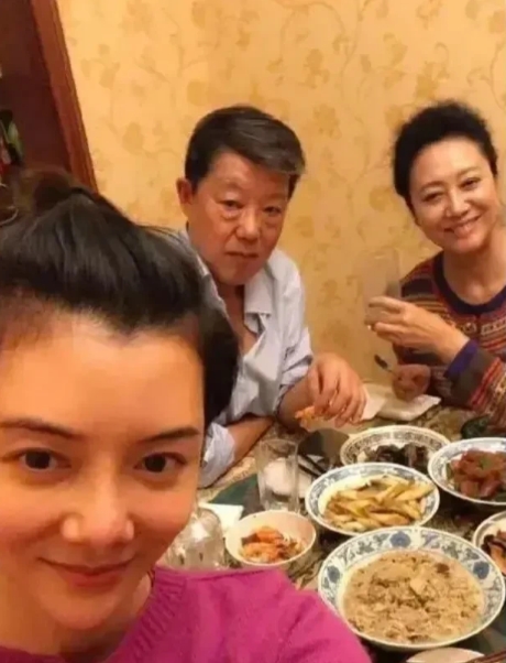 有一次，王丽云拍完戏回家，发现忘记带家里钥匙了，她给前夫打电话，让他把家里钥匙送