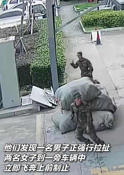 胆大包天！浙江，一男子在大街上，强行拉扯2名女子，想把她们拽进车内！2名武警巡逻