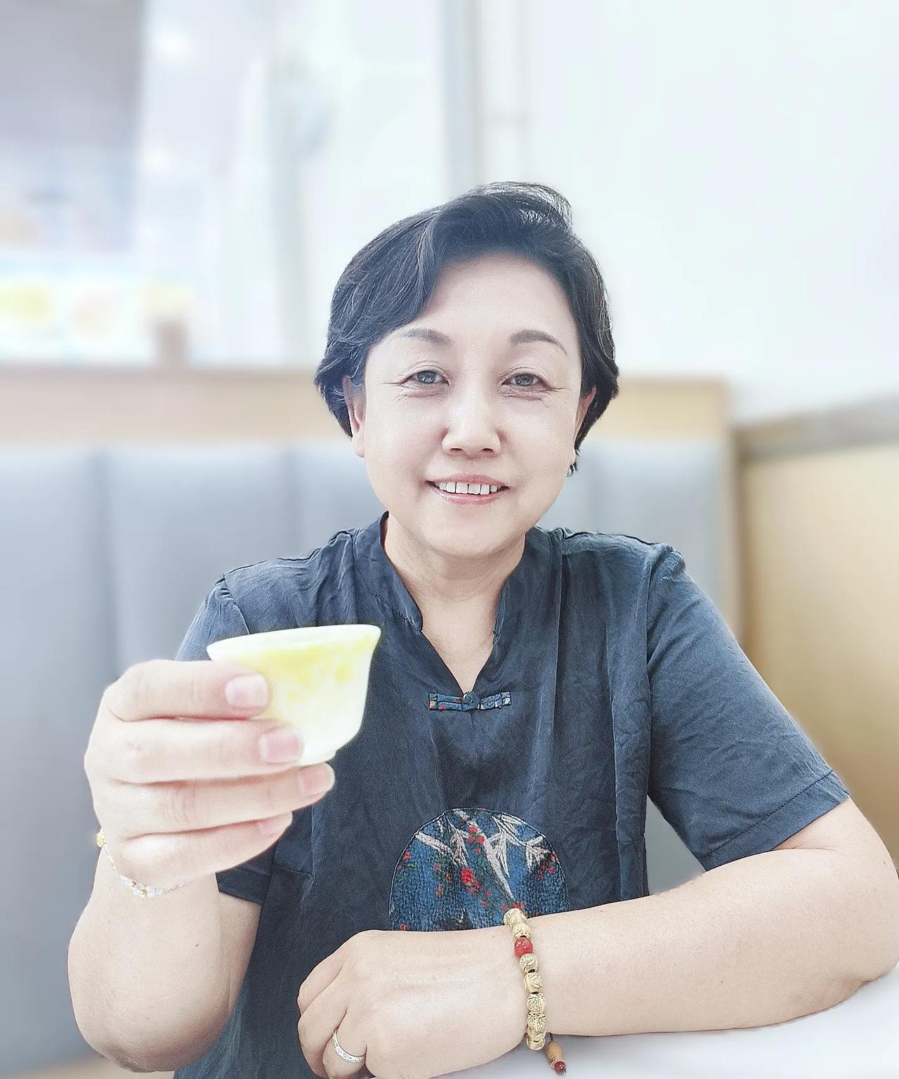 昨晚，难得从最近的各种紧张中松弛下来，老夫老妻小酌怡情。