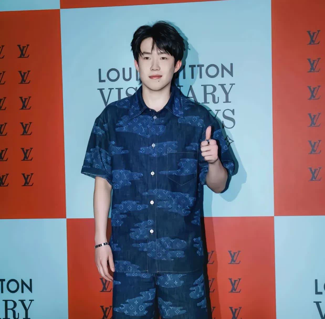 楚钦老师的男德“丢了”？工作人员引导他离开时把手搭在了他的腰上，完了，回家搓衣板