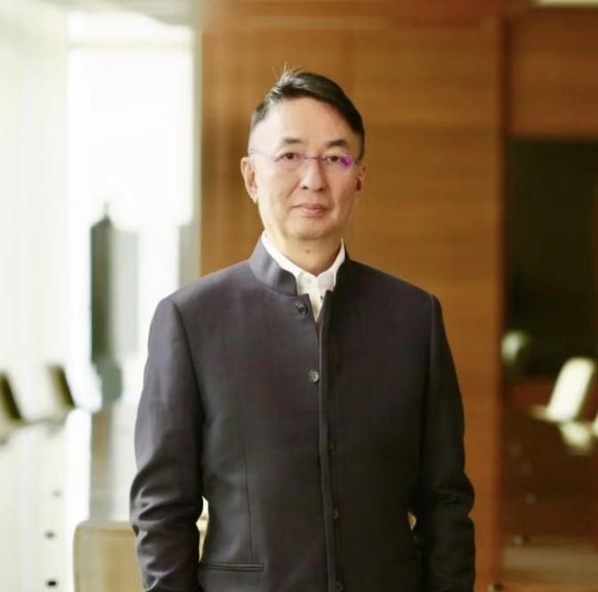 2009年，李兆基对两个儿子说：“谁先产下长孙，谁就是李家的继承人！”一直单身未