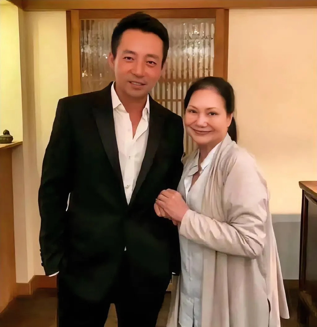 大S去世汪小菲与徐母电话争吵











大S去世了，你敢信？徐妈妈在