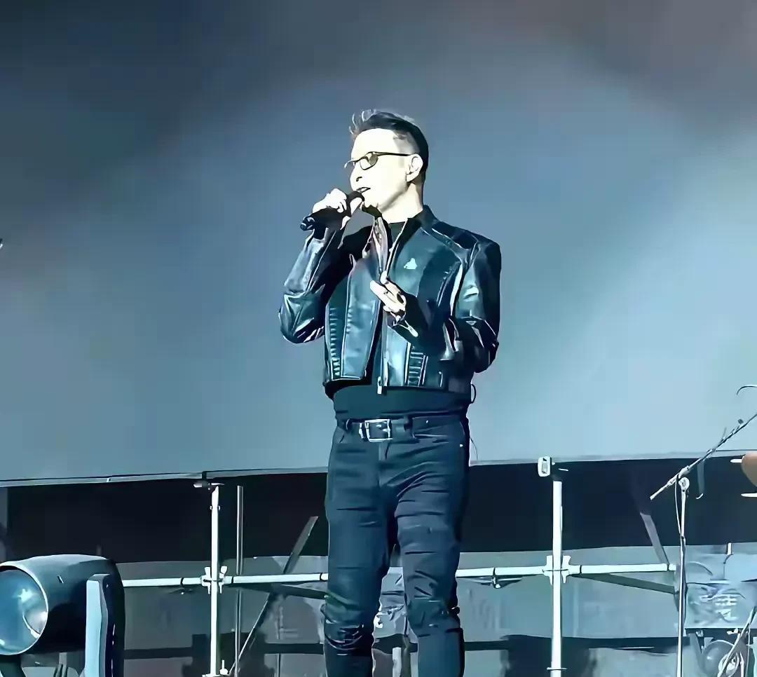 汪峰啊，汪峰，为什么这么执迷于紧身裤？
自己的身材几斤几两不知道吗？这衣品真的太