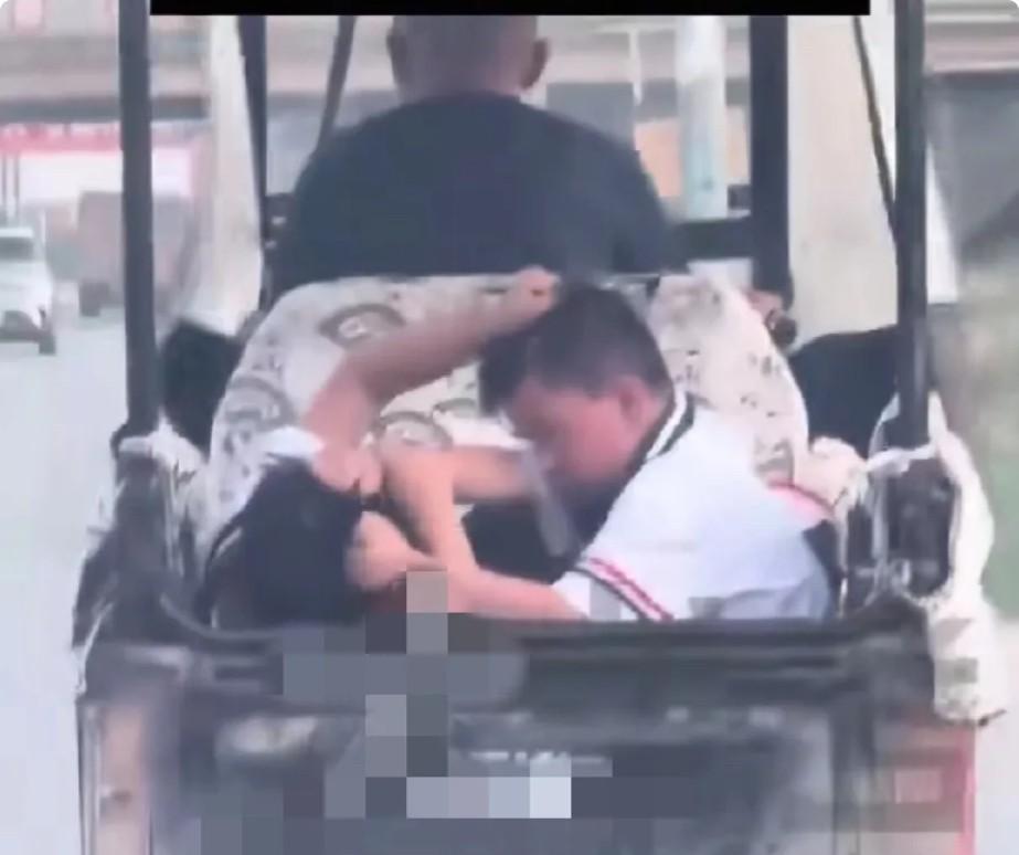 6月11日，发生在河南的一幕让路人忍不住拍下并上传到网上，称孩子给男人的乐趣，看