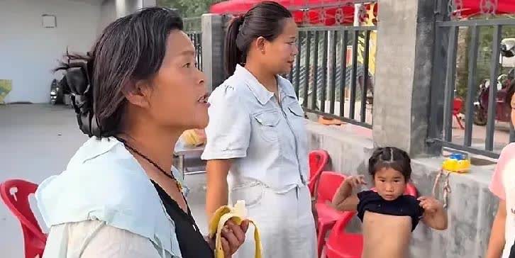李佳被阿杜妈妈气得哭了！
雨露和灵阳回来了，阿杜妈妈刚好也在，说是带孩子们出去