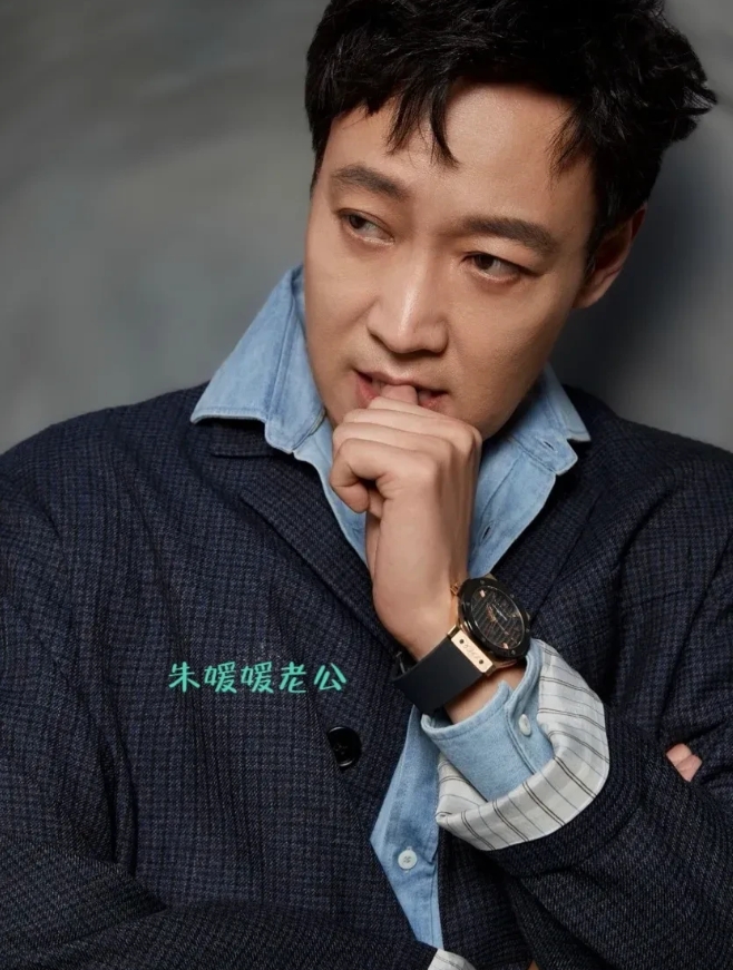 查了一下辛柏青，
真是不查不知道，一查吓一跳！
​原来他跟朱媛媛结婚 20 年了