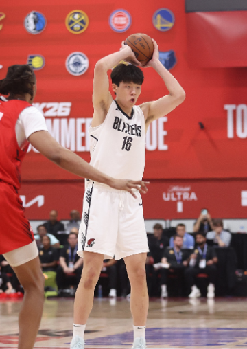 杨瀚森出现的新的致命问题就是控制犯规，犯规来的太早太快也太多了。