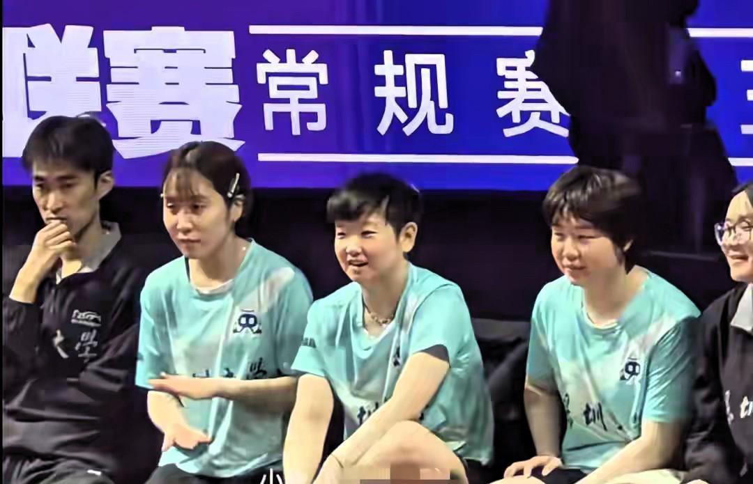 平野美宇跟深大这几个混的熟熟的了[捂脸]
她们三个坐一起看着还挺养眼的呢[大笑]