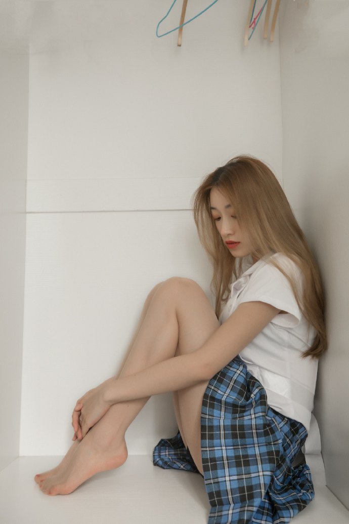 金发少女，丝袜搭配 ​​，怎一个美字了得