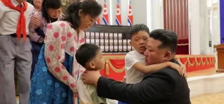 委员长流泪哀悼

今天下午，委员长在平壤官邸接见了在俄乌战争中，为俄罗斯作战