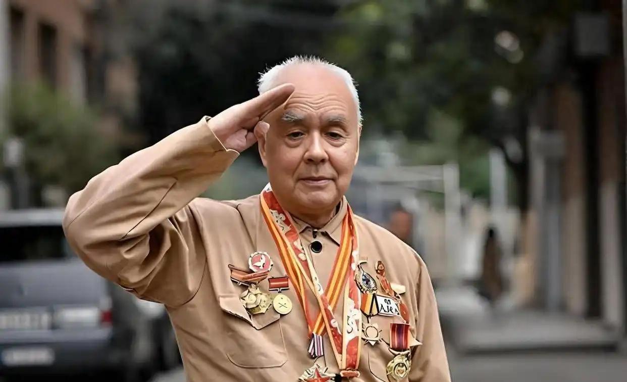 1952年，上甘岭战役中，美军正在发起进攻，唐章洪突然尿急，他竟尿在迫击炮上，谁
