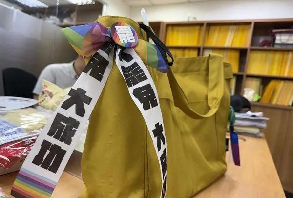 警卫要求拔下“大罢免大成功”飘带　她向韩国瑜叫嚣：立院搞戒严？
绿委陈培瑜今天（