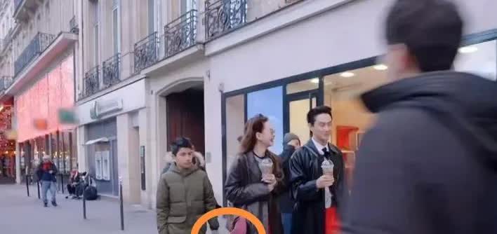戚薇，你大意了呀，幸亏摄像师救了你挎包的命。

在“妻旅”的巴黎站，戚薇和老