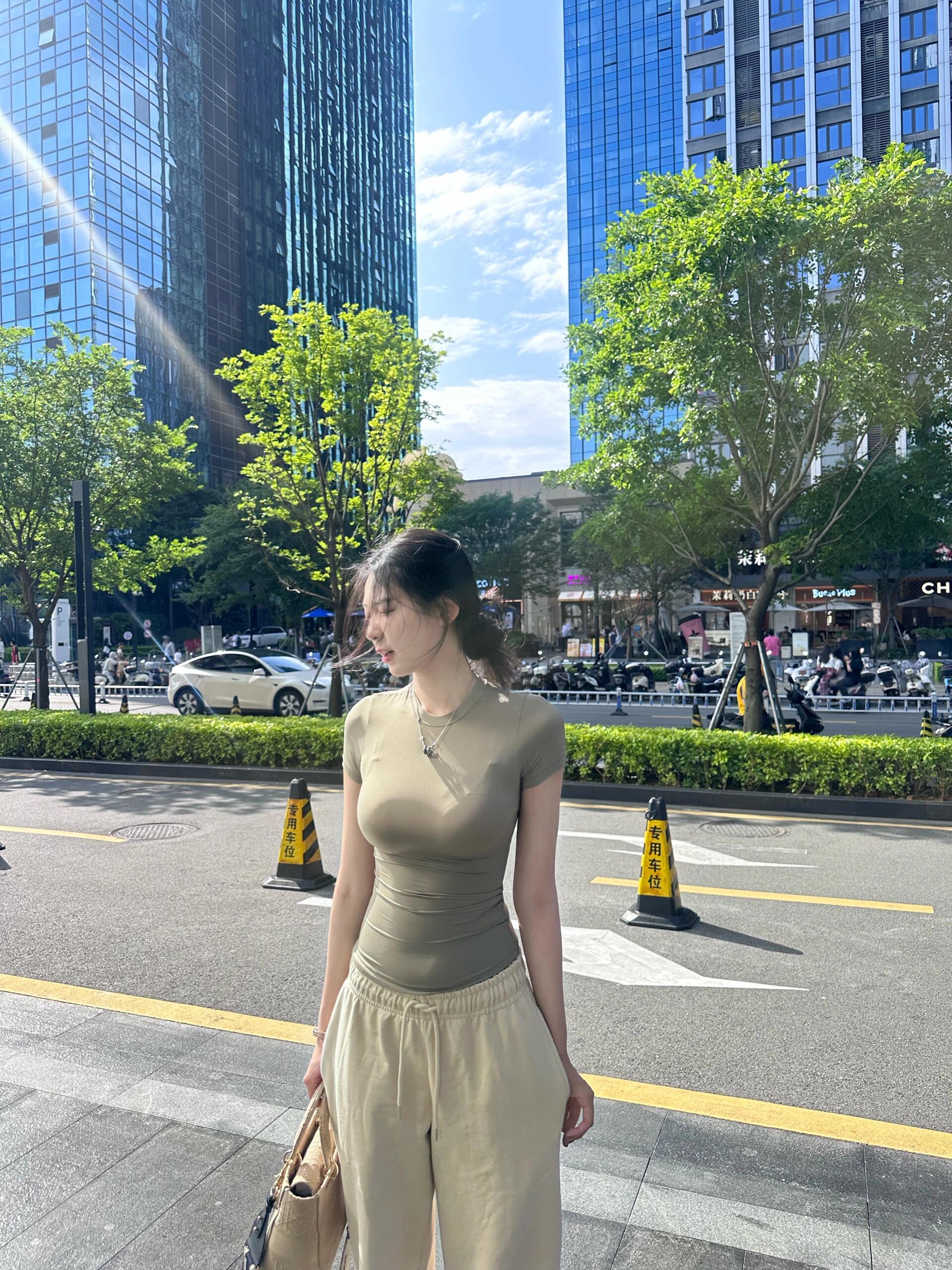 今天跟表妹来逛商场买东西。