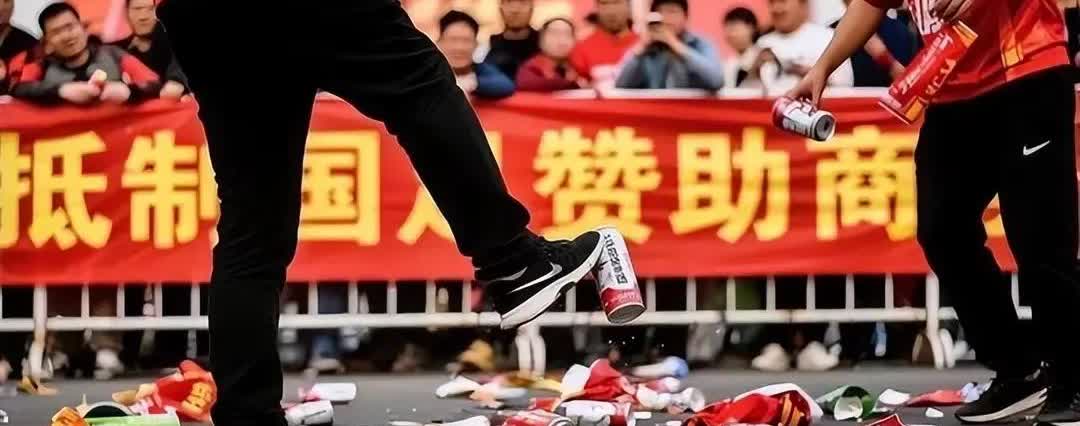 男足赞助商接连撤离，仅剩 1 家！球迷：早该如此！
随着耐克、平安保险先后退出