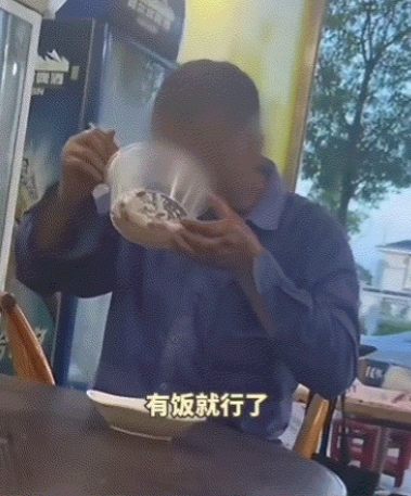 湖南平江，一饭店店主发视频称，这天他店里来了一位大爷求助，起初店主也以为大爷是骗