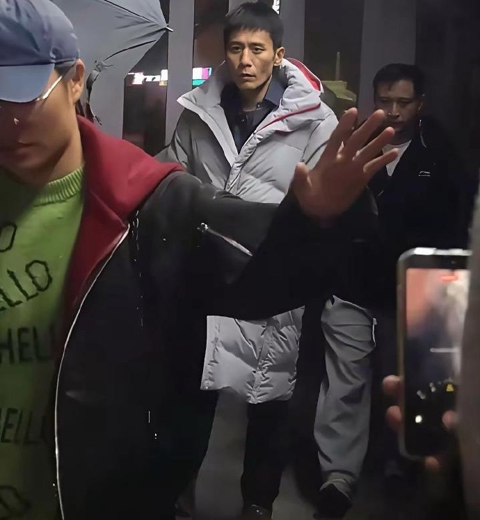 刘烨瘦的太吓人了，这大个子，瘦的脸上没有肉，真是为了演戏太拼了。
虽然演员不是9