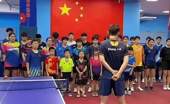 张继科杭州体育馆那么大，为啥每期只招生50人？
道理很简单，
张继科是个做事的人