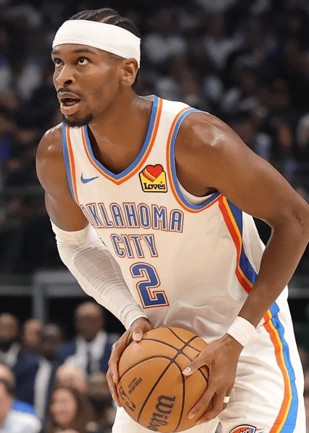 亚历山大本赛季有望包揽三大MVP与关键球员
谢伊-吉尔杰斯-亚历山大成为本赛季最