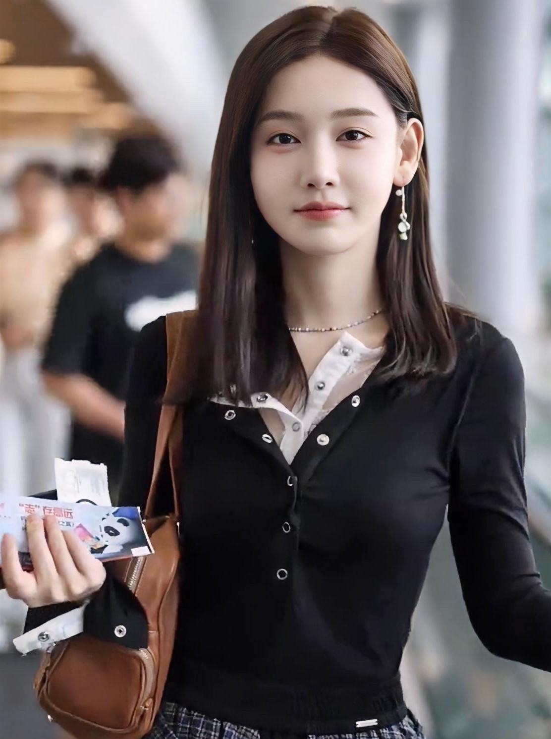 有点欣赏李沐宸这个小姑娘了，
她的身上还保留着一种没有被社会磨平棱角的尖锐，
不