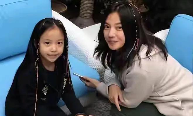时间过得好快，小燕子的女儿已是青春美少女了，而小燕子也没了当年的灵动，成了中年妇