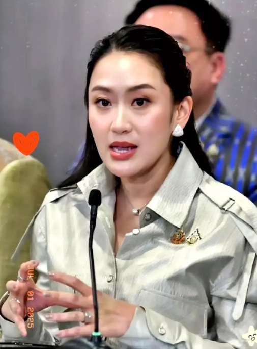 泰国政坛最近又出大新闻了！
8点30分，泰国议会就对总理佩通坦的不信任案进行了表