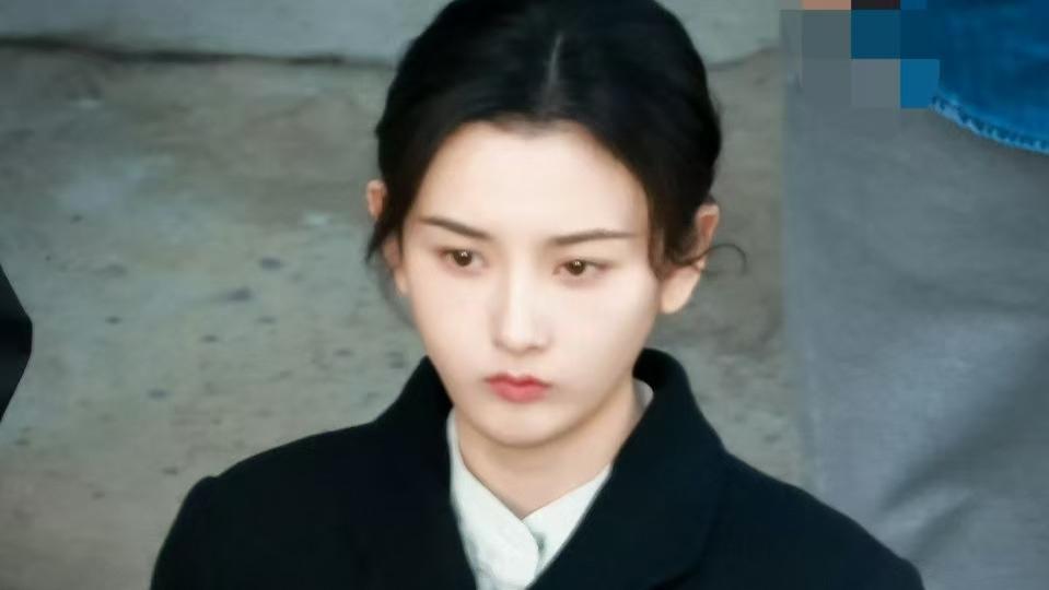 宋祖儿杀青进组无缝切换，影视寒冬穿羽绒服也要卷！