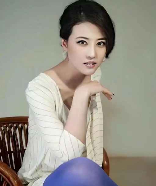 1990年，吕良伟父亲大骂：“你老婆周海媚天天睡到12点，这么懒的女人，也不伺候