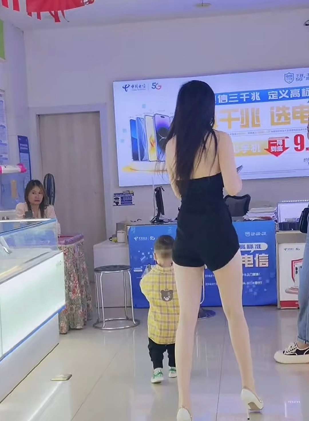据说是整条街最漂亮的手机店老板娘了！