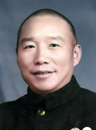1948年，一国军伙夫与队伍走散后，被解放军俘获，因其年纪较大，解放军主动给了两