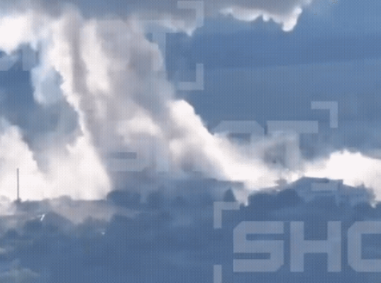 乌军指挥部被俄军航弹空袭！无人机发现了一处乌军武装部队躲藏的据点楼房，在哈尔科夫