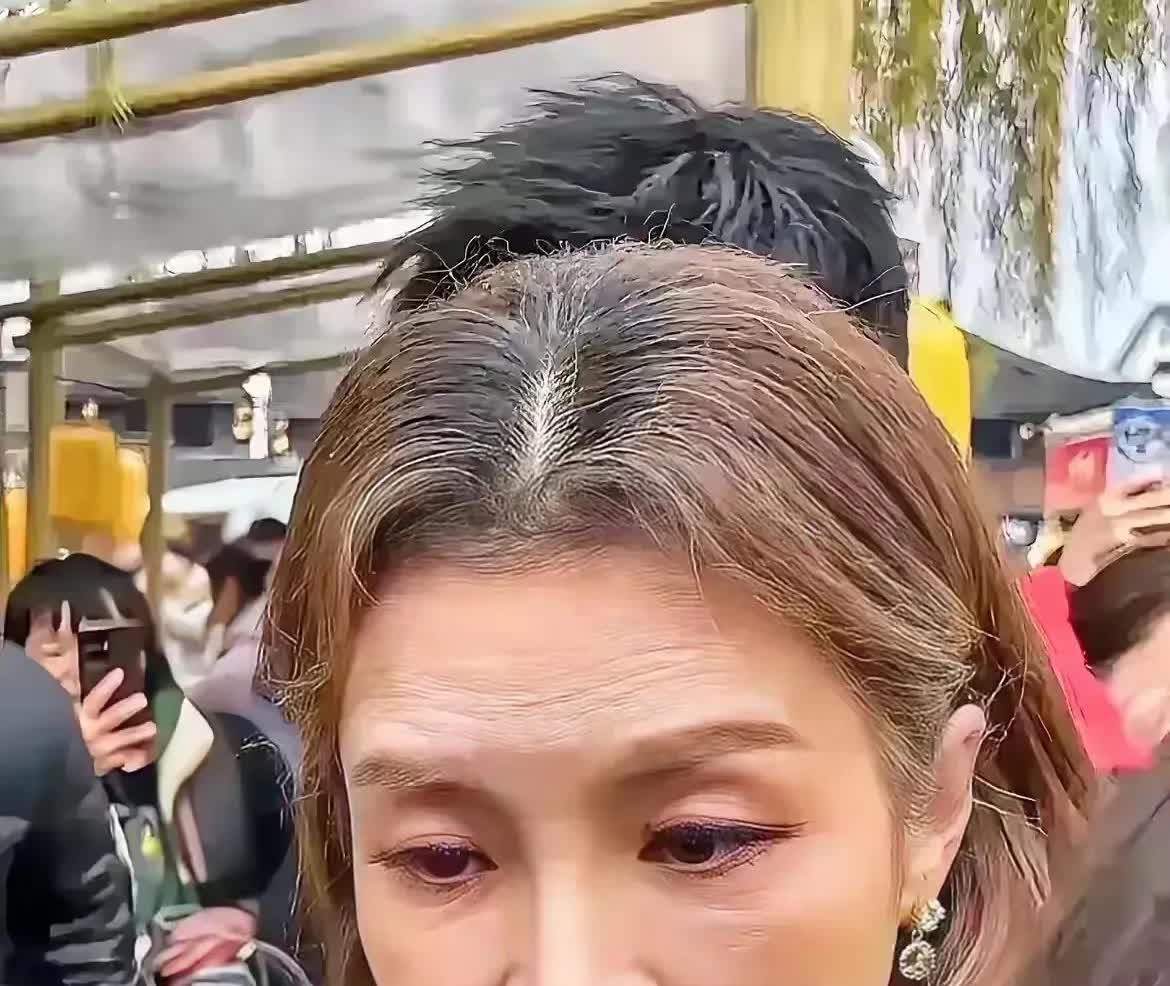 天呐，她不是和周涛，董卿，都差不多嘛，怎么老成这样了？看着像70岁的老太太，差点