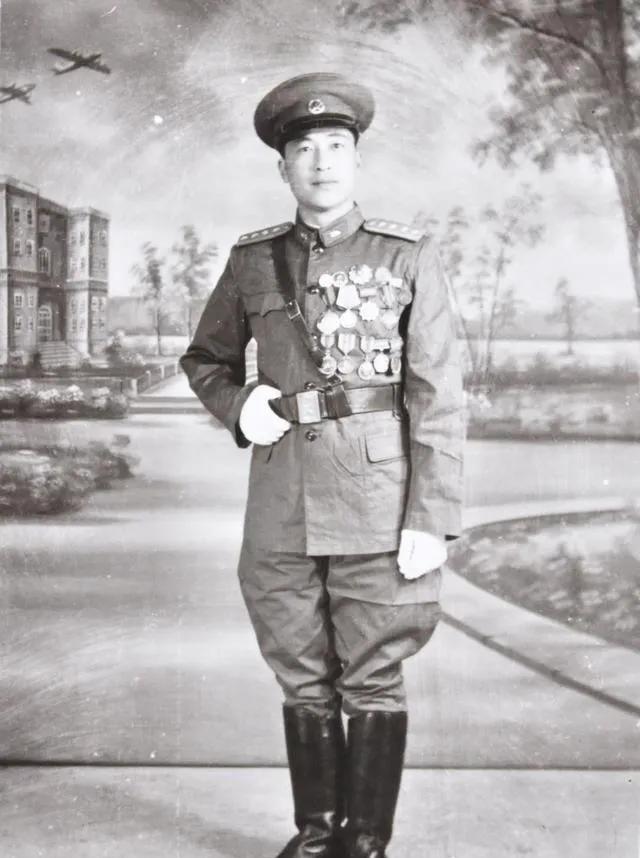 在1955式军服中，有三个兵种配发马裤和马鞋，分别是：
1.  骑兵：骑兵是配发