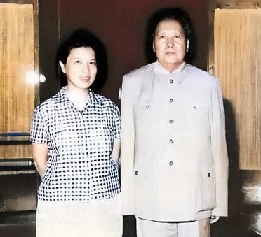 这是60年代毛主席与外交家龚澎在天安门城楼上。当年，在重庆谈判期间，龚澎曾担任毛