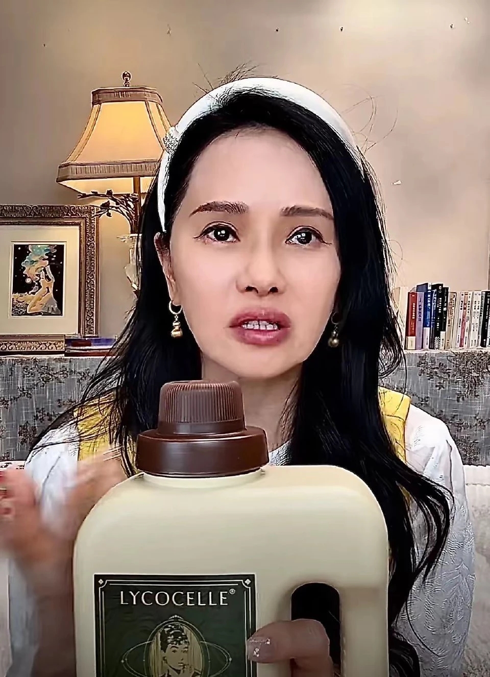 没了美颜帮忙，伊能静看起来就像咱们身边的中老年阿姨一样啦。
