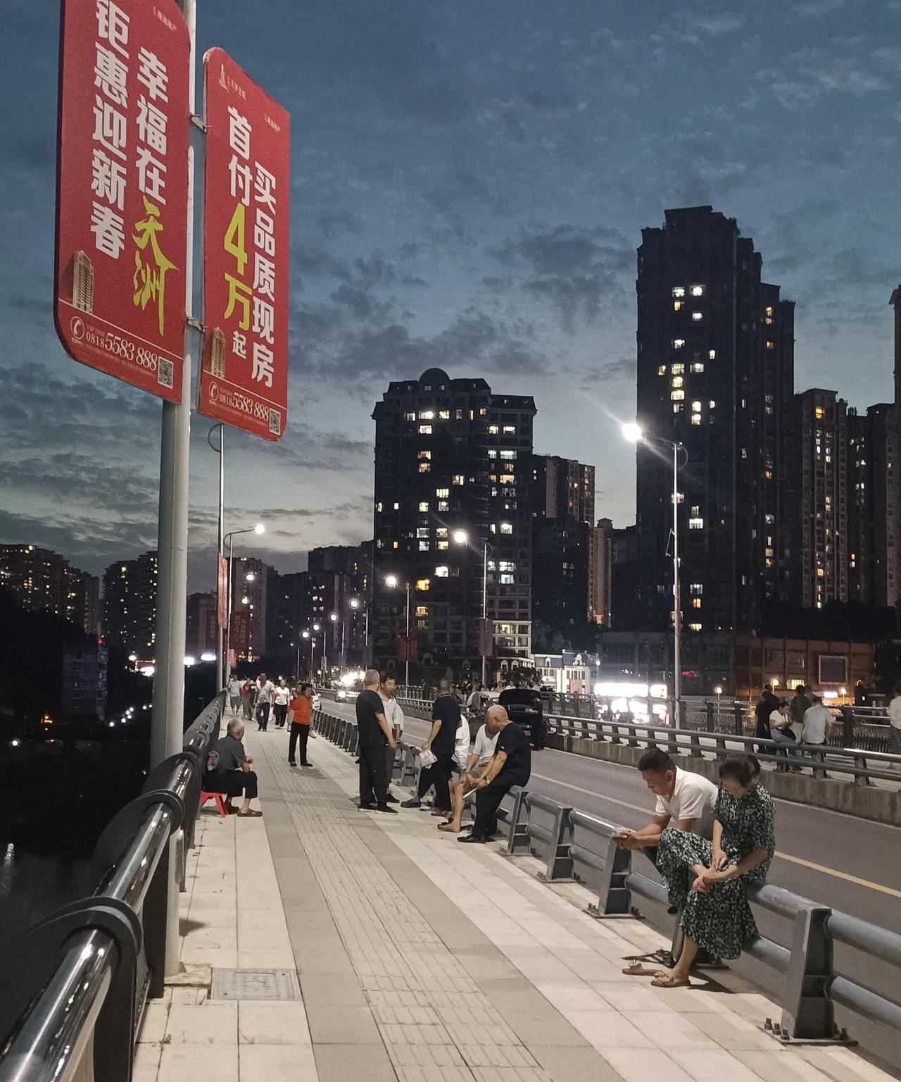 #拍一张你的城市美景#美不美不在表面，傍晚張家壩大橋上，夏天最內涵！涼快！就是特