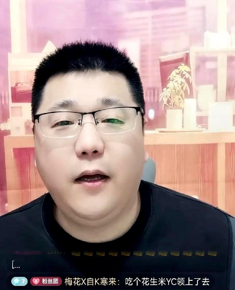 娱乐圈的瓜田最近又炸出惊天巨雷，书同在直播间甩出的连环猛料直接把观众看傻眼。
三