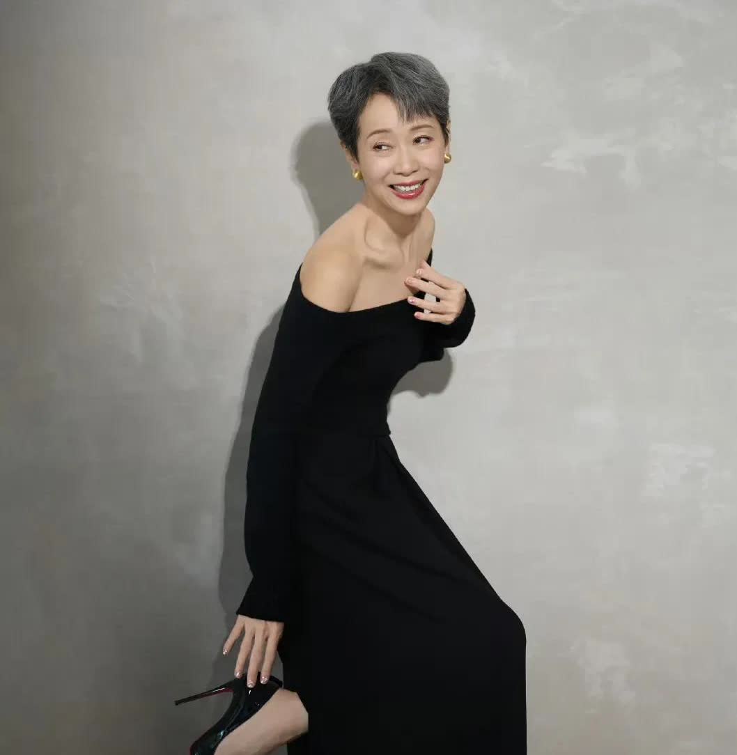叶童
身高172cm，观众心中最为经典的“许仙”。她知性优雅，清秀清爽，演功雄