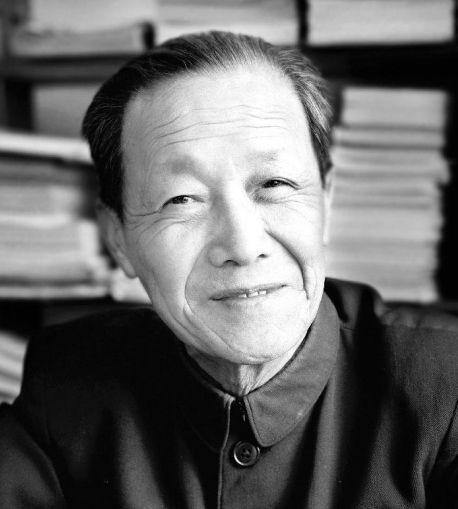 1956年，北京中南海，看着手中的报告，周恩来面沉似水，突然，他猛地站起，拿起电