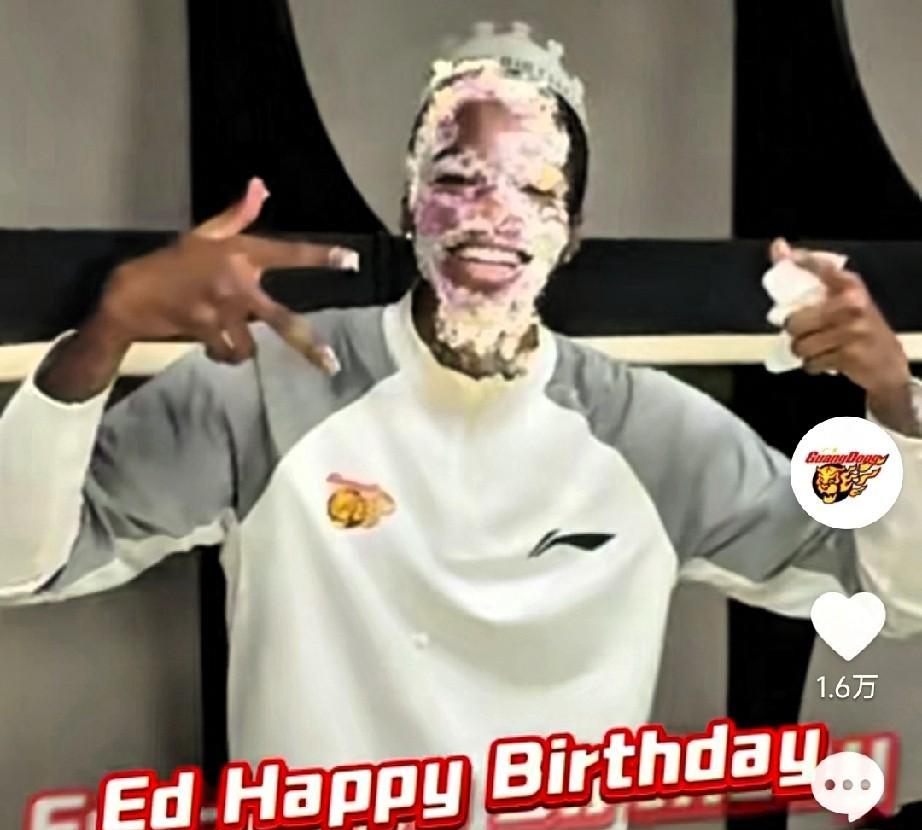 CBA球员过生日蛋糕拍脸的“闹剧”何时能杜绝，谁知盘中餐，粒粒皆辛苦，勤俭节约是