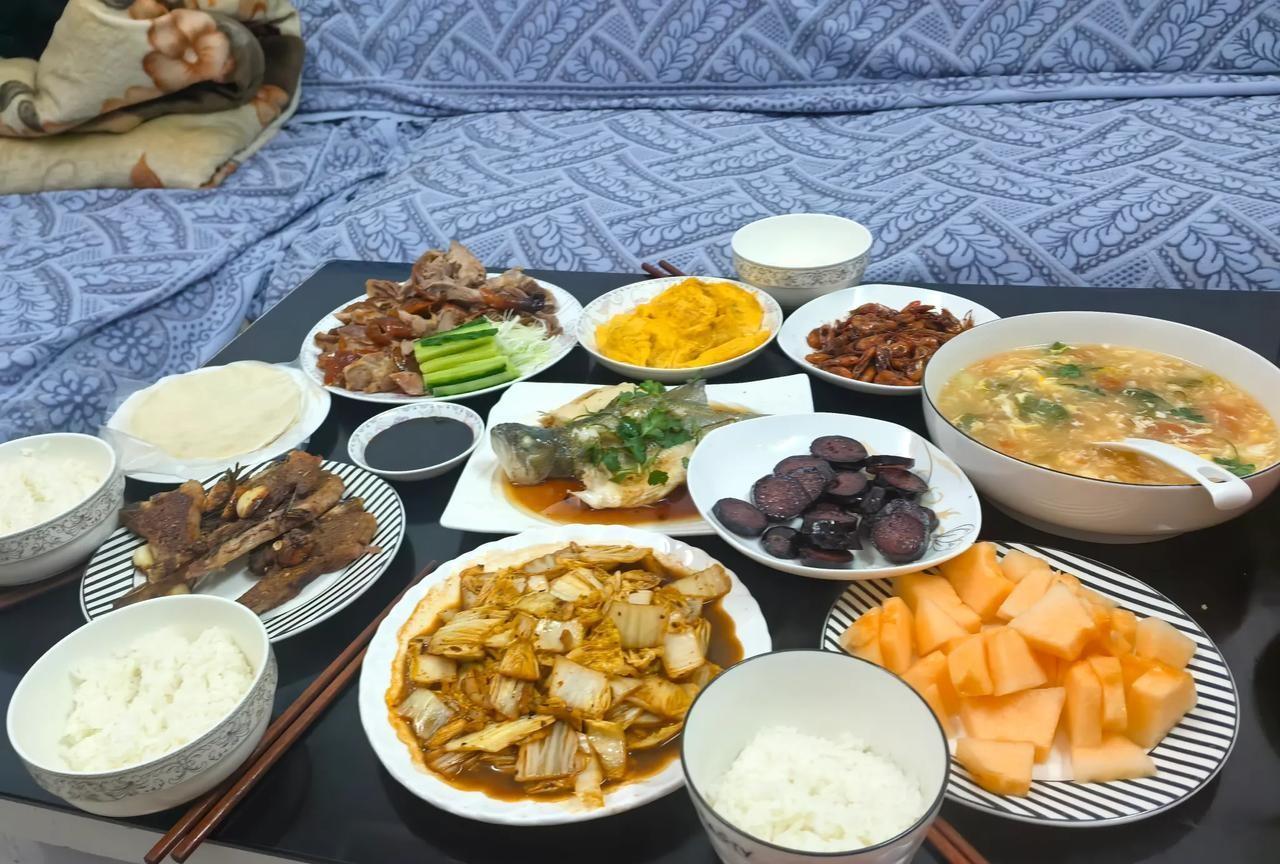 上海农村，一对老夫妻，一对小夫妻带娃。这是家常便饭，让你笑话了。这是上海网友分享