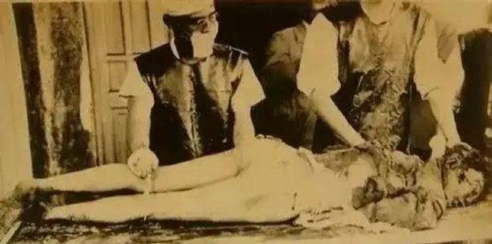 这张老照片拍摄于1938年，是日本臭名昭著的731部队驻扎在安徽定远镇时，一名日