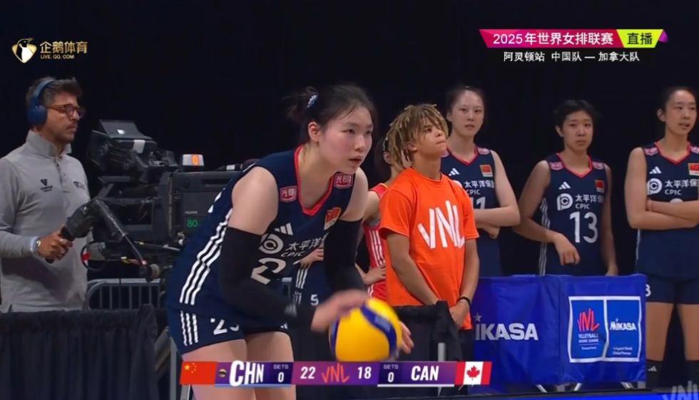 中国女排25-22先下一局，1-0领先加拿大。赵勇依然以张籽萱、庄宇珊+吴梦洁、