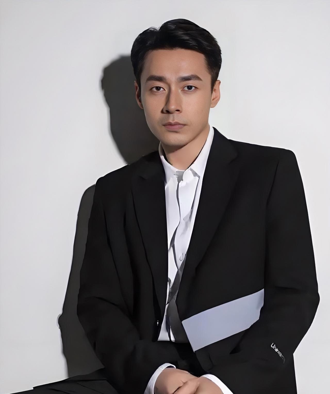 说实话，
41岁的于清斌转行送外卖，
间接说明了，他除了拍戏其它技能啥也不会，只