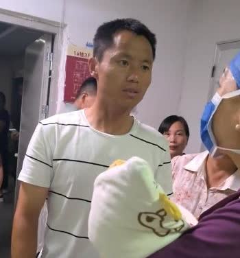 非生儿子不可？一男子在医院迎接第四胎，刚开始还笑脸全无，一听是儿子立马笑容满面。