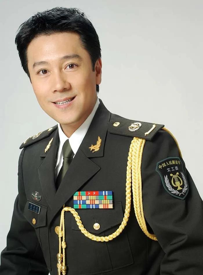 著名歌手蔡国庆说：“我弟弟比我帅多了，他182的大高个，但他唱歌五音不全，我们俩