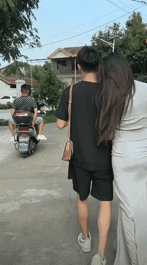 路见不平一声吼，该跑时候赶紧溜，关键时候掉链子，活该你打光棍，人家姑娘如何得到安
