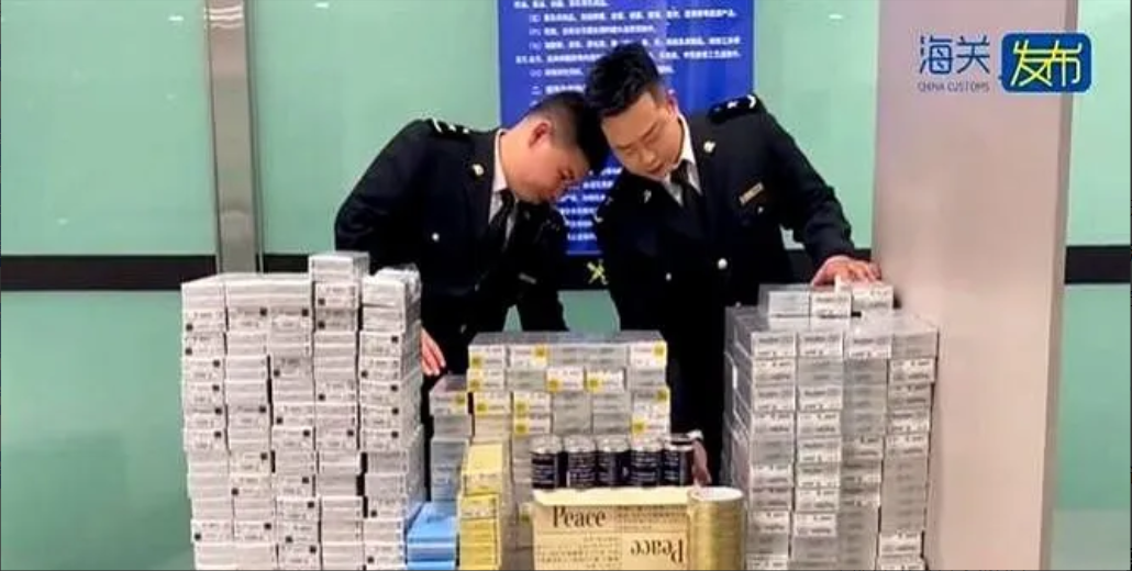 胆子真大！

大连机场海关拦下个推着俩行李箱的姐们儿，一开箱直接血压飙升——43